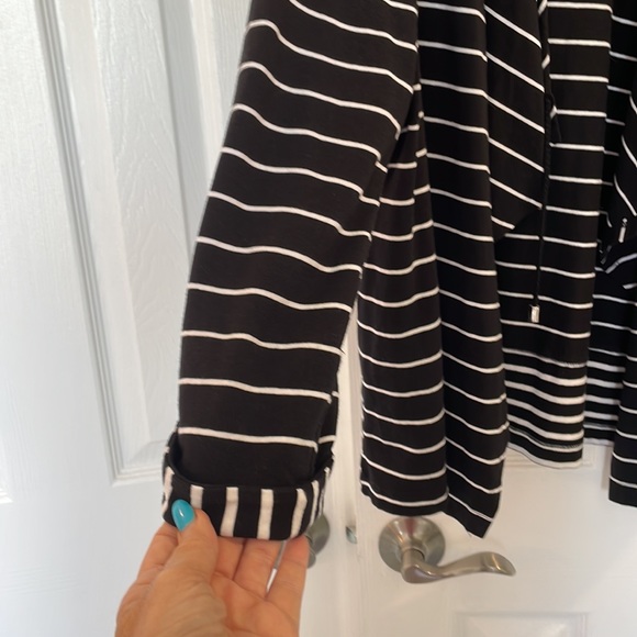 Chico’s Zenergy SZ 2 Black and White Stripe Flyway Cardigan SWEATER TOP EUC - Picture 3 of 10